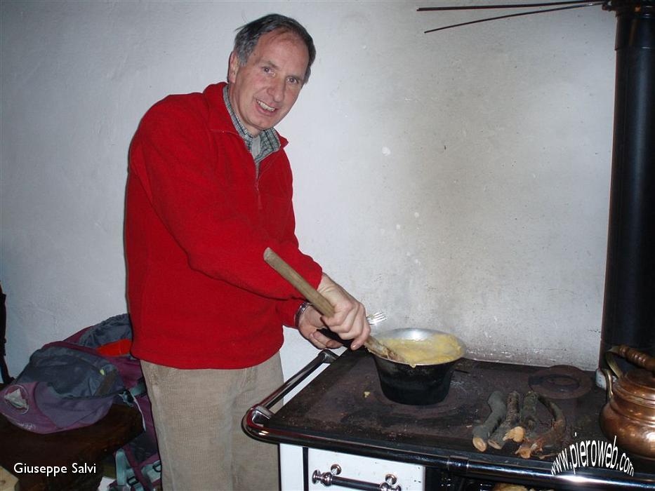 17° Mentre Guido prepara la polenta.JPG